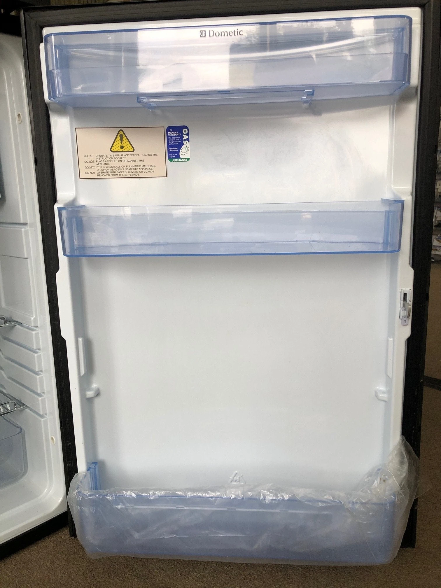 Dometic RM8501 106lt 3-way Fridge - Second Hand Fridge - Last One 6 Dometic RM8501 106lt 3-way Fridge - Second Hand Fridge - Last One - Image 4